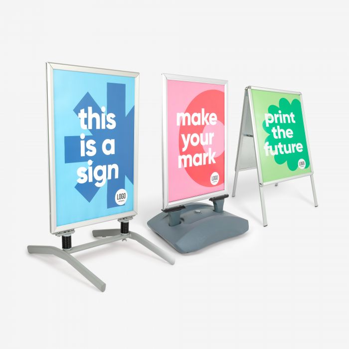 Stoepbord met eigen reclame voor de winkel