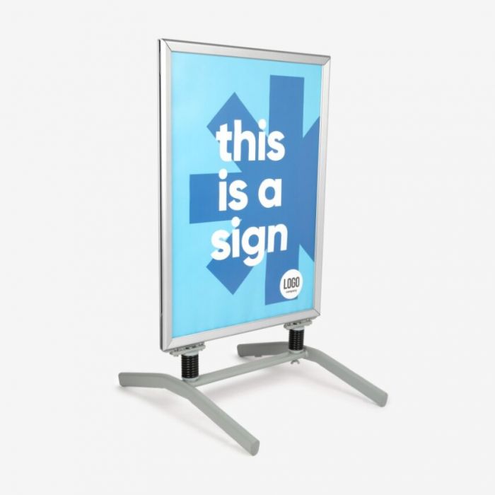 Stoepbord met swingvoet dat meebeweegt met de wind