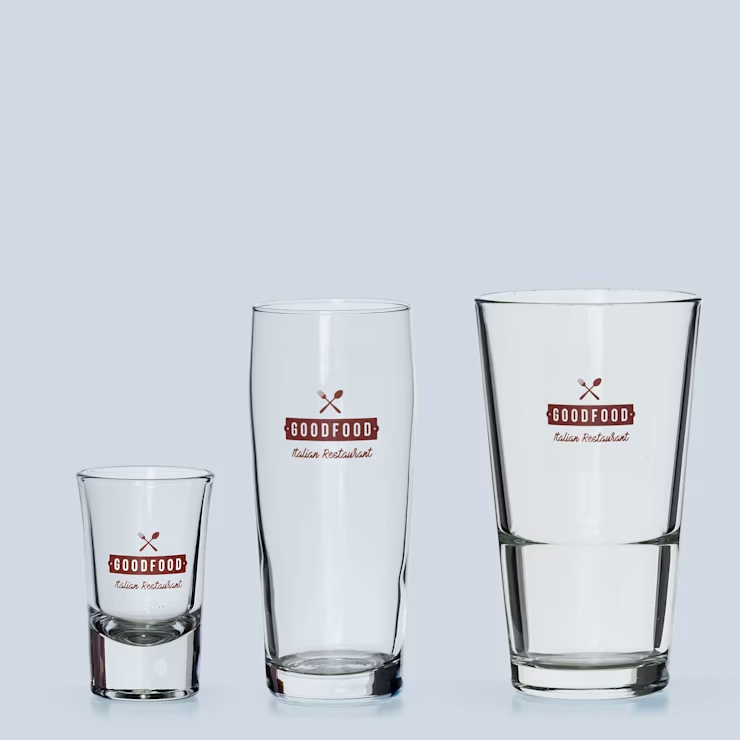 Glazen en porselein met logo
